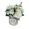Welurowy flowerbox beżowy z bukietem goździków